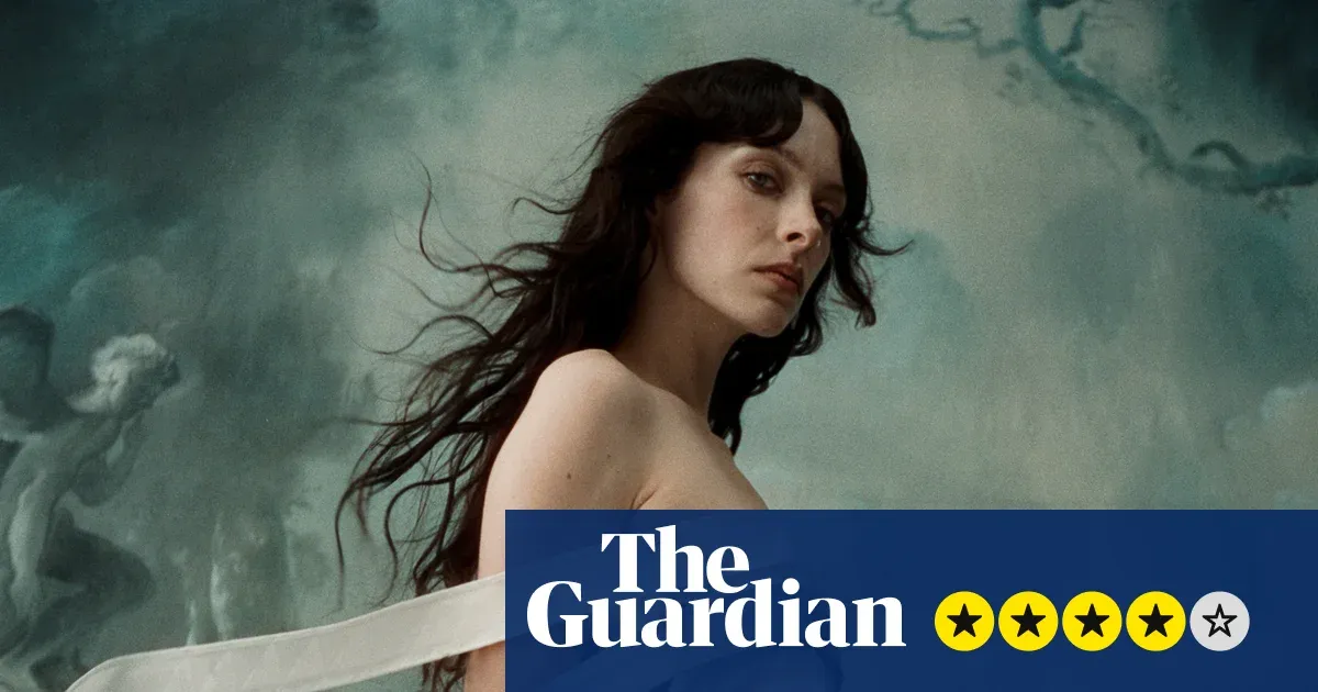 Holly Humberstone Beralih ke Pop yang Lebih Cerah di Album Kedua, “Cruel World”