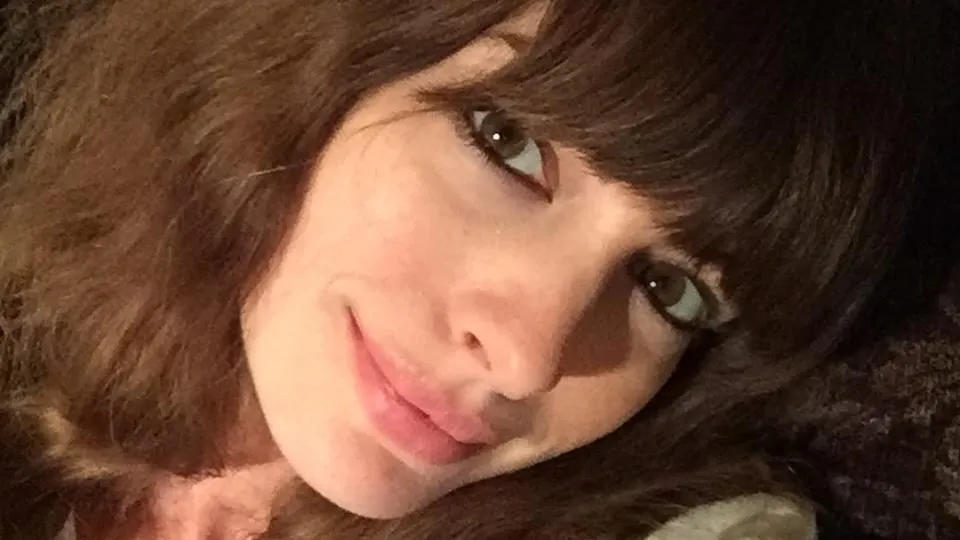 Anne Hathaway Perkenalkan Lagu “Burial” untuk Film Mother Mary, Ini Lirik Lengkapnya