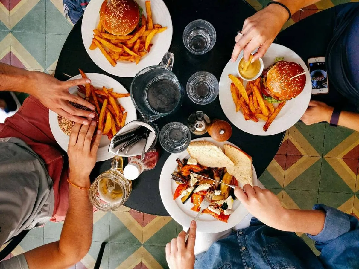 Volume Musik di Restoran Disebut Bisa Mempengaruhi Cara Orang Makan dan Minum