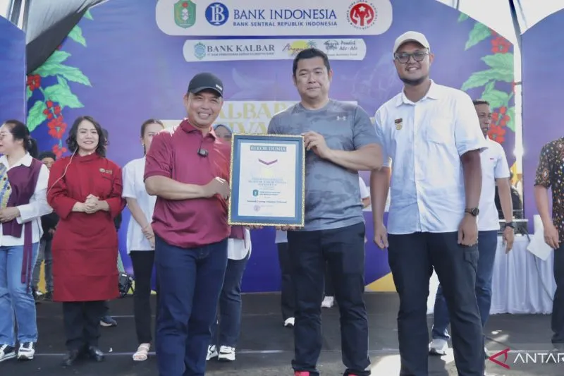 Kalbar Pecahkan Rekor MURI Penyajian 12.000 Porsi Lontong Sukadana di Kalbar Food Festival
