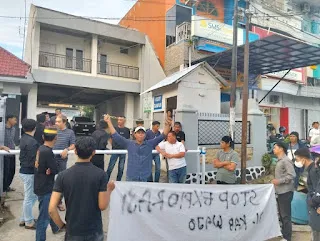 Aksi ALMAMATER di Wajo Segel Kantor PT GSI, Tuntut Transparansi Survei Seismik Blok Sengkang