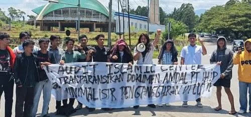 Demo AMPLi di Luwu Timur Blokir Jalan Trans Sulawesi, Tuntut Keterbukaan AMDAL PT IHIP dan Audit Islamic Center