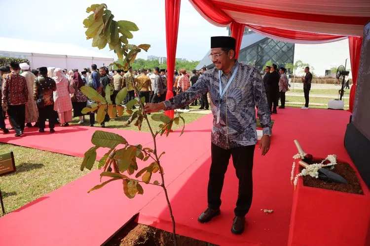 Dirjen Bimas Islam Abu Rokhmad Tanam Pohon Secara Simbolis di Kampus UIII Depok