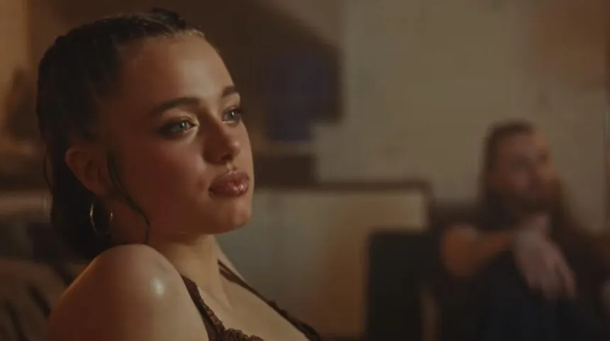 Shiloh Jolie Tampil sebagai Penari Latar dalam Cuplikan Video Musik K-pop Dayoung