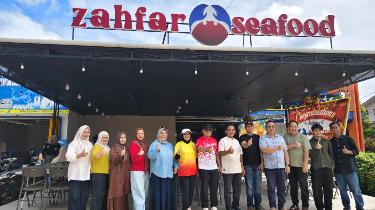 Bupati Sujiwo Cicipi Asam Pedas di Jafar Seafood Jalan Ampera, Sebut Rasanya “Nendang Banget”