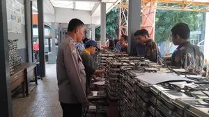 Distribusi Program Makan Bergizi Gratis di SMKN 1 Cirebon Dimonitor Bhabinkamtibmas
