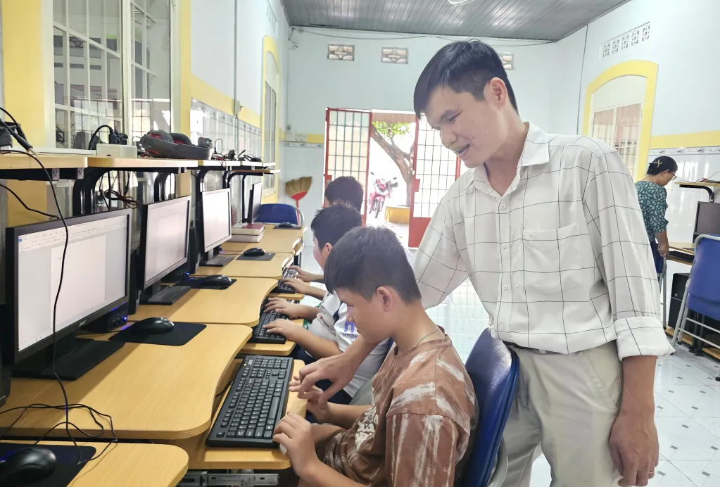 Dari Siswa Menjadi Guru, Lê Minh Tâm Mengajar dengan Musik dan Teknologi di Pusat Anak Tunanetra