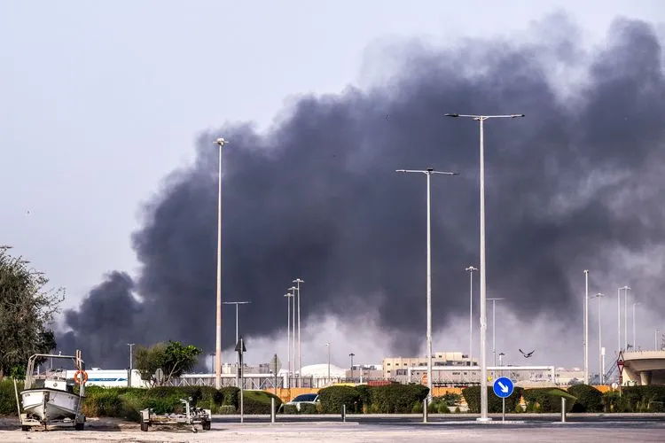 Asap Membubung di Pelabuhan Zayed Usai Serangan Iran di Abu Dhabi