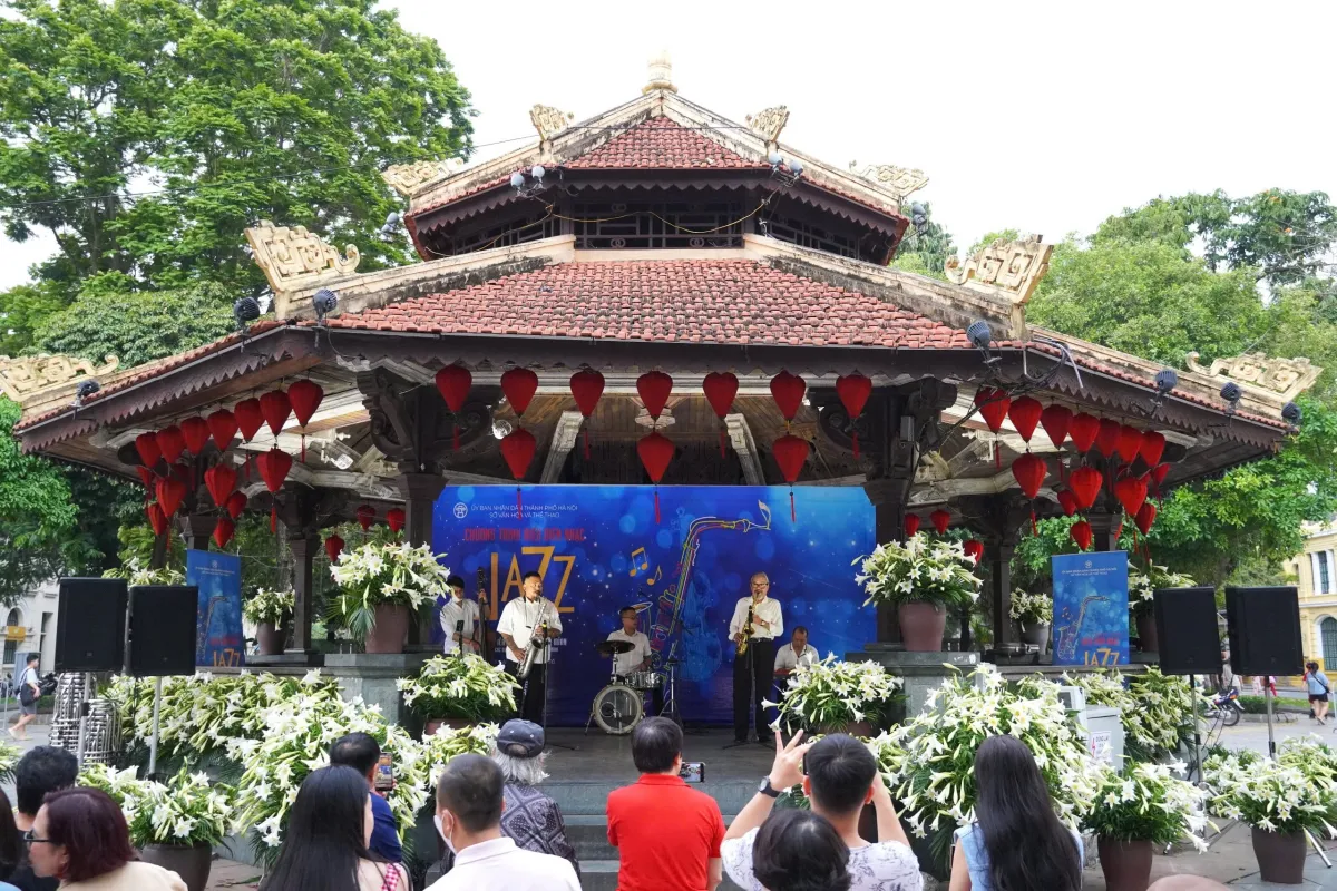 Ruang “Musik Akhir Pekan” di Hanoi Hadirkan Nuansa Musim Bunga Lewat Jazz dan Bunga Lili