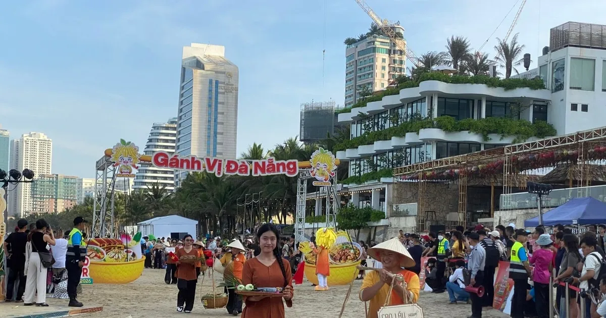 Lebih dari 70 Gerai Kuliner “Da Nang Flavors” Berpawai di Sepanjang Pantai My Khe