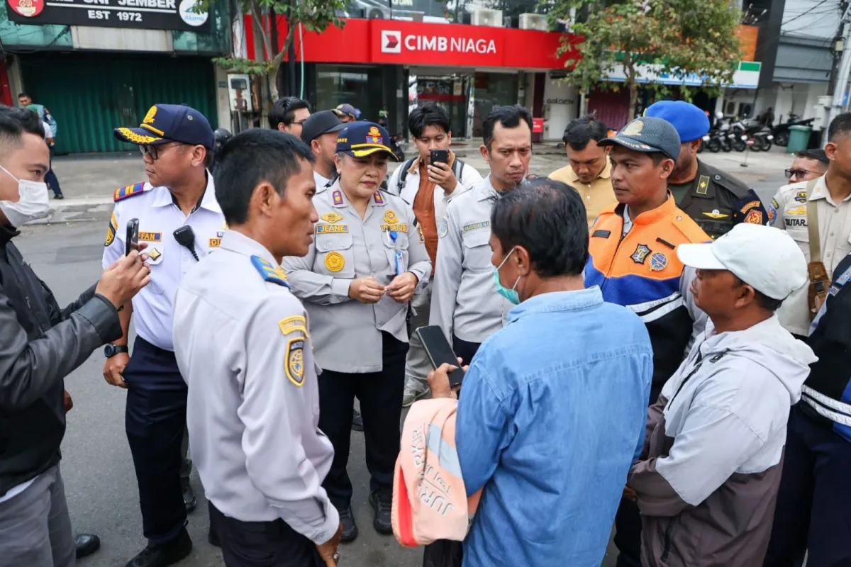 Eri Cahyadi Tegaskan Jukir Surabaya Wajib Dukung Parkir Non-Tunai, yang Menolak Terancam Diganti