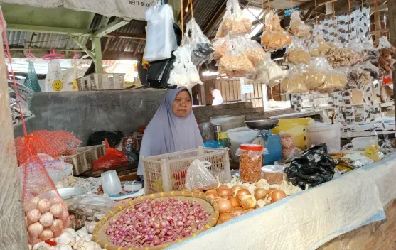 Lapak Bumbu Dapur di Pasar Pagi Baradatu Tetap Ramai, Pembeli Datang Sejak Pagi