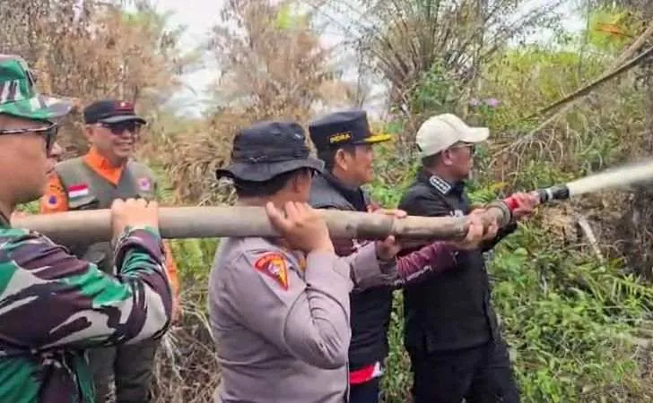 Titik Api Tak Terpantau Aplikasi, Tim Gabungan Padamkan Karhutla di Teluk Meranti