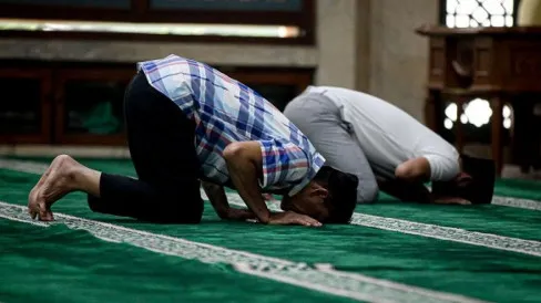 Ustaz Khalid Basalamah: Rasa Ingin Kentut dan Lupa Rakaat saat Shalat Bisa Termasuk Was-was