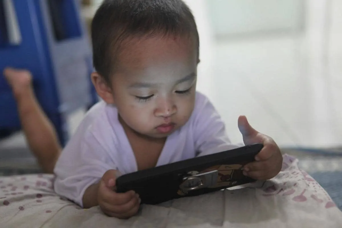 Memahami Kaitan Gadget dan Risiko Speech Delay pada Anak