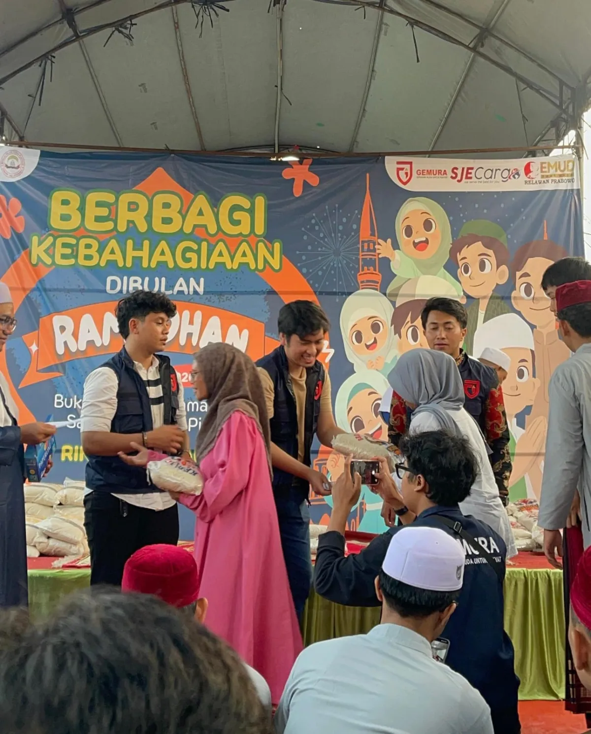 GEMURA Salurkan 100 Paket Beras di Tomang Jakarta Barat di Tengah Kenaikan Harga Pangan
