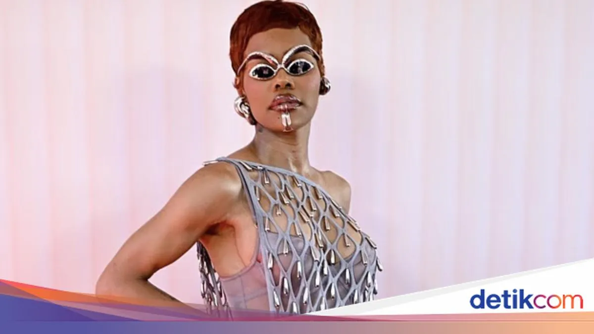 Teyana Taylor Tampil Nyentrik di Revolve Festival, Kacamata Futuristik Jadi Perhatian