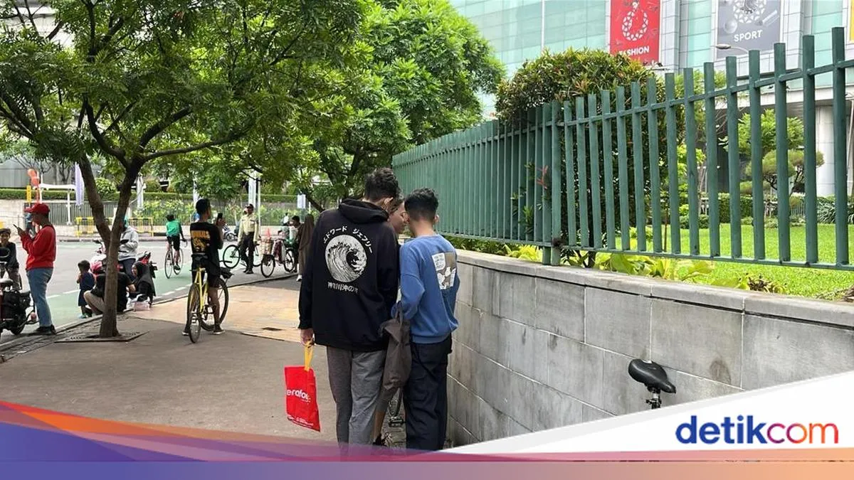 Tren Viral Koin Jagat, Remaja Ramai-ramai Berburu Koin di Jakarta Pusat