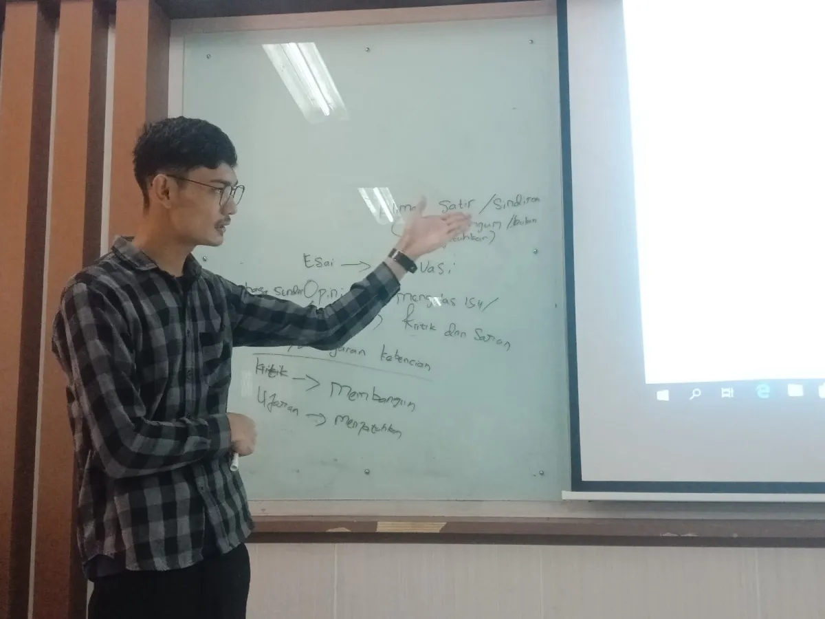 UKM Prisma FISIP Unhas Gelar Bedah Karya Opini, Bahas Struktur dan Cara Menulis Esai Populer