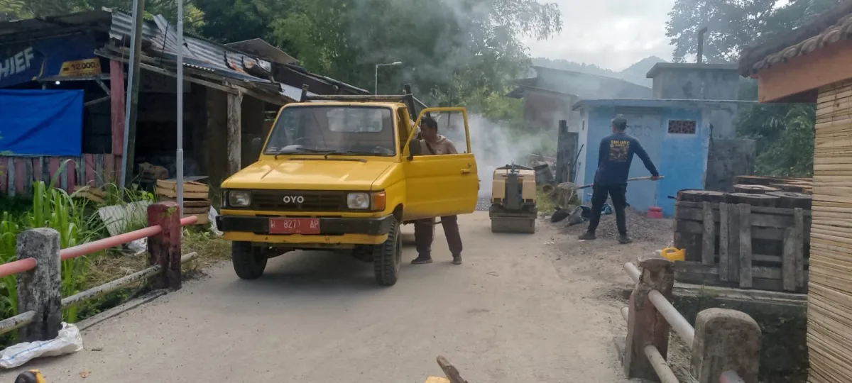Proyek Aspal Poros Tengah Bawean Dikerjakan Tanpa Papan Informasi, LSM Soroti Transparansi