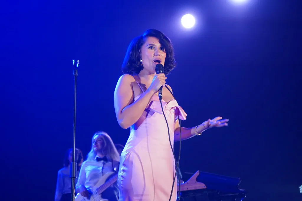 Raye Mengaku Tak Akan Menulis Lagu Baru Sebelum Jatuh Cinta Lagi