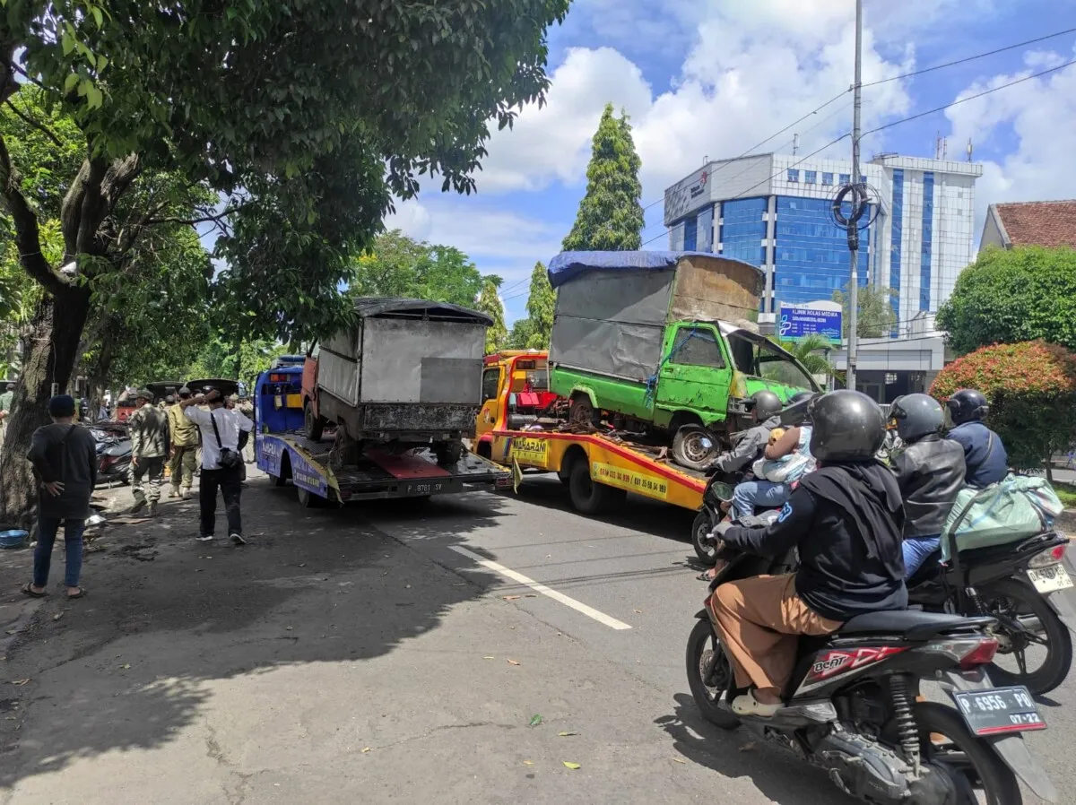 Lapak PKL Liar di Jalan Protokol Jember Ditertibkan, Petugas Angkut dengan Derek