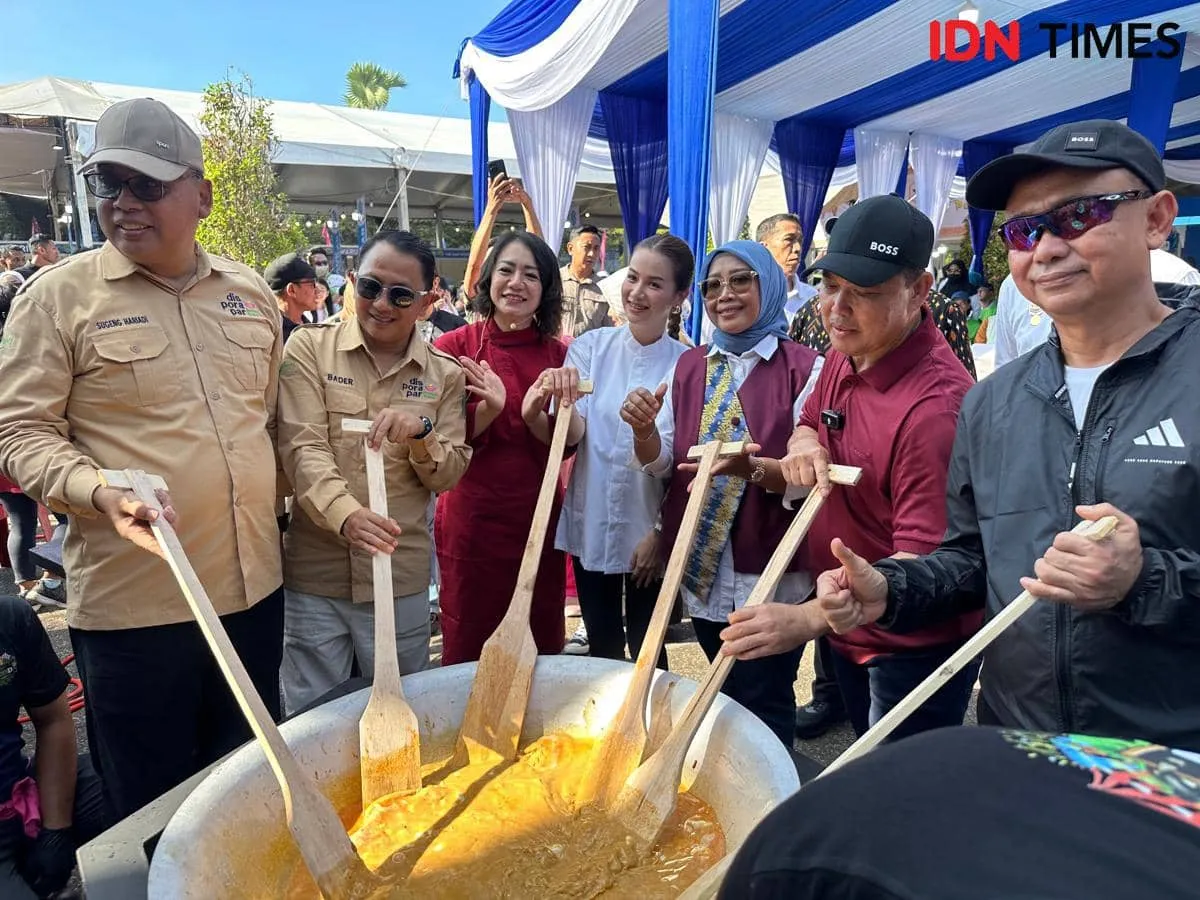 Lontong Sukadana Pecahkan Rekor MURI di Kalbar Food Festival, 12.017 Porsi Dibagikan Gratis