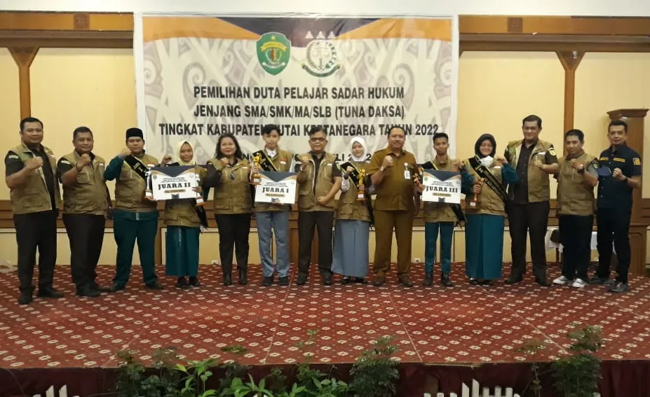 Dua Siswa SMAN 1 Tenggarong Juara I Duta Pelajar Sadar Hukum Kukar 2022