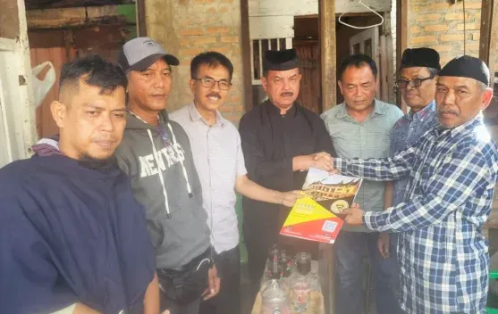 Ketua LKAAM Sumbar Melayat ke Rumah Duka Karim Sukma Satria, Minta Pengusutan Transparan