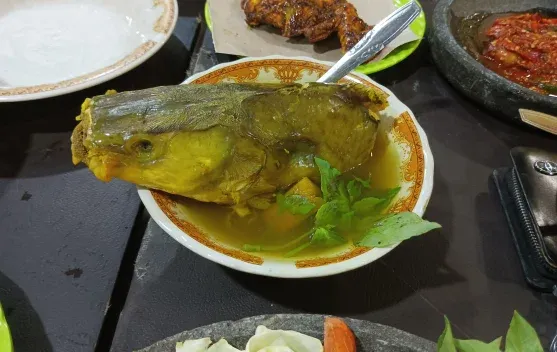 Kepala Ikan Kuah Kuning di Kotabumi Kian Diminati Pecinta Kuliner Tradisional