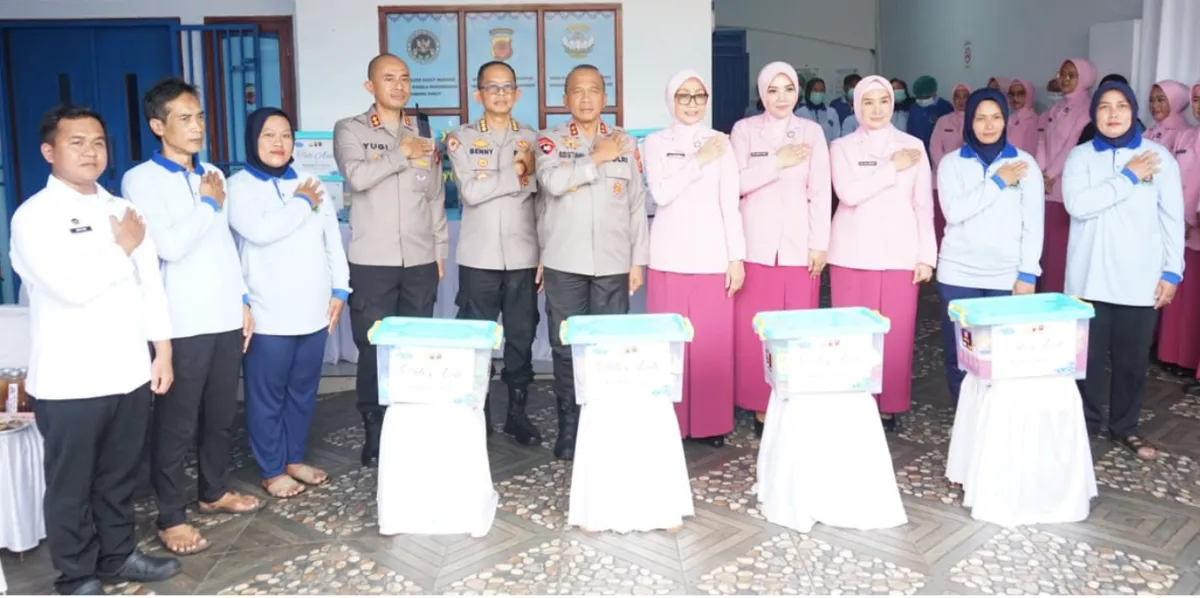 Kapolda Jabar Kunjungi Sukawening Garut, Salurkan Bantuan untuk Relawan SPPG Yayasan Kemala Bhayangkari