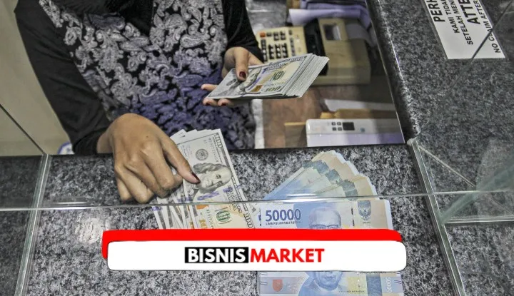 Rupiah Melemah Tajam di Akhir Pekan, Mendekati Level Psikologis Rp17.000 per Dolar AS