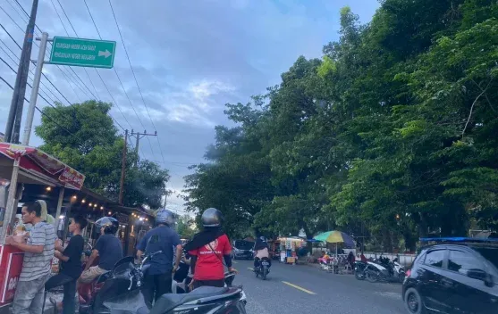 Jalan Teuku Umar Meulaboh Ramai Jadi Tujuan Wisata Kuliner Sore Akhir Pekan