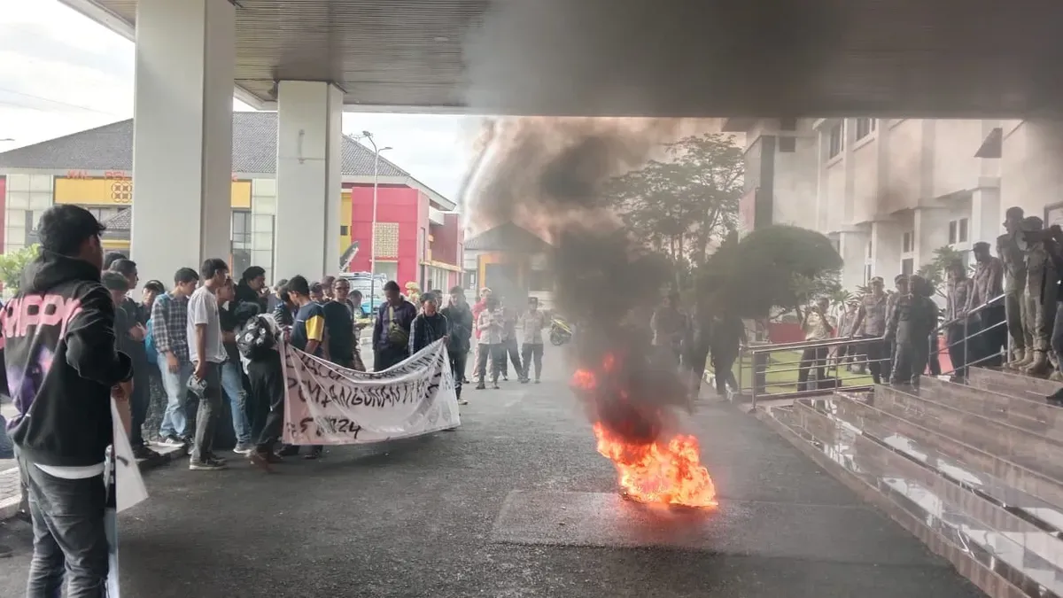 Massa SPKT Berunjuk Rasa di Bale Kota Tasikmalaya, Tuding Ada Mafia Proyek dan Bakar Ban