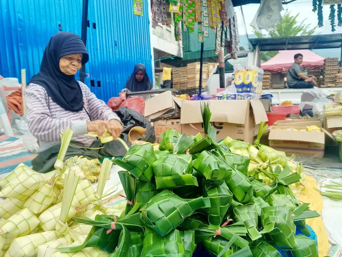 Jelang Idul Adha 1447 H, Pasar Inpres Manonda Palu Ramai Pedagang Ketupat dan Bumbu Dapur
