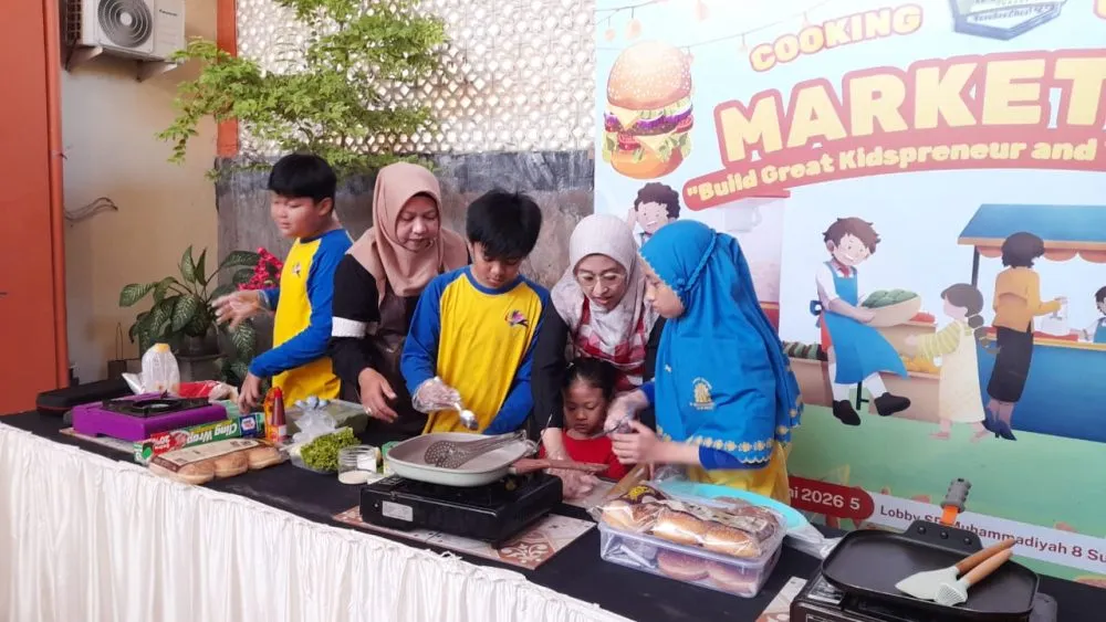 Siswa Kelas V SD Muhammadiyah 8 Surabaya Ikuti Cooking Class Burger Sehat
