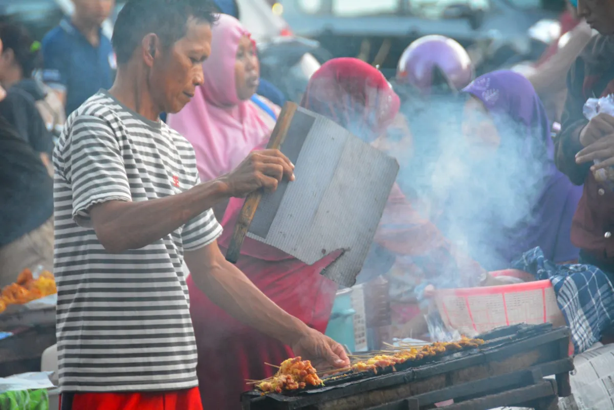 Street Food Karangmenjangan Ramai Saat Ramadan, Jadi Favorit Mahasiswa Kampus B UNAIR Cari Takjil Murah