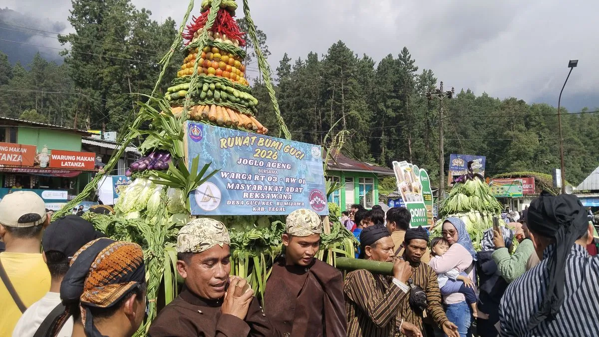 Ribuan Warga Padati Kirab Gunungan pada Ruwat Bumi Guci 2026 di Tegal