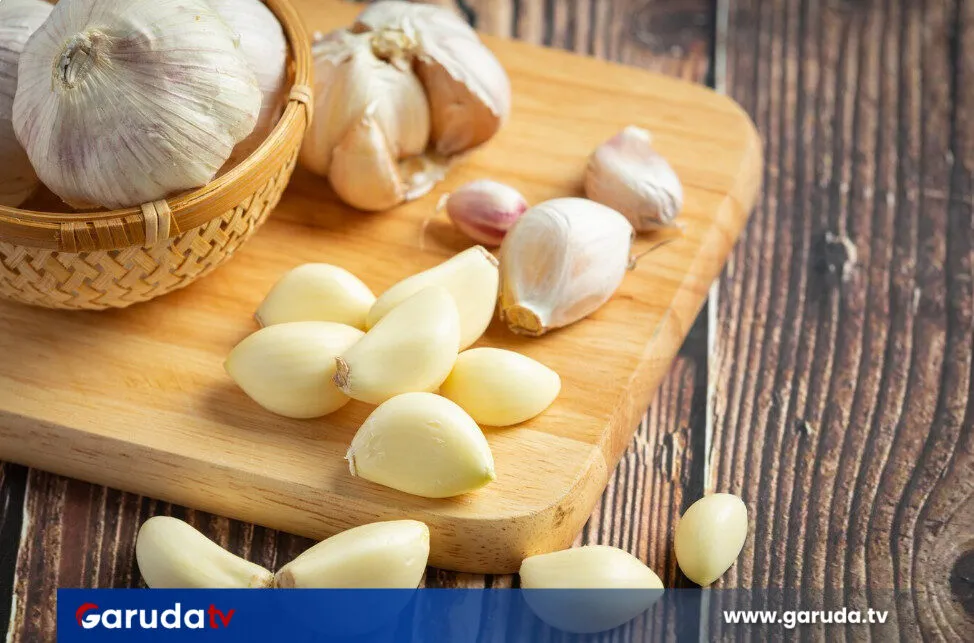 Tren Bawang Putih Dimasukkan ke Hidung untuk Flu Viral di TikTok, Dokter Ingatkan Risiko