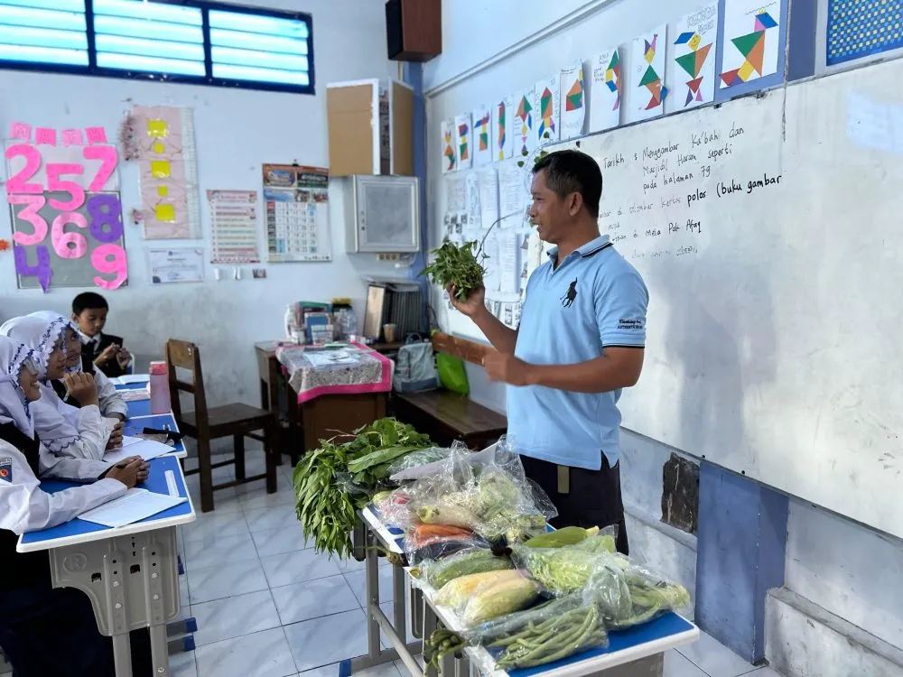 Siswa MI Muhammadiyah 25 Surabaya Belajar Manfaat Sayur lewat Program Guest Teacher