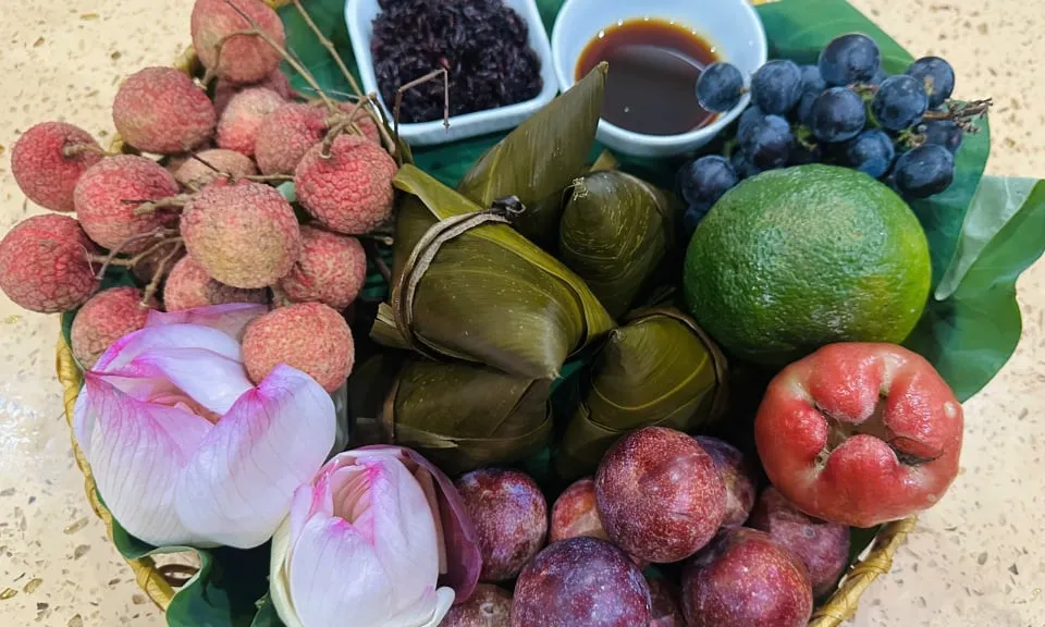 Festival Perahu Naga di Cao Bang: Pasar Ramai, Kue Ketan dan Buah Musiman Jadi Sajian Utama