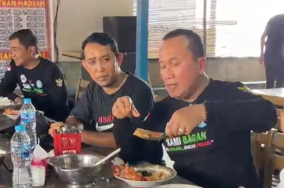 Bupati Sujiwo Cicipi Ikan Asam Pedas Khas Muara Kakap saat Berkunjung ke Sungai Kakap