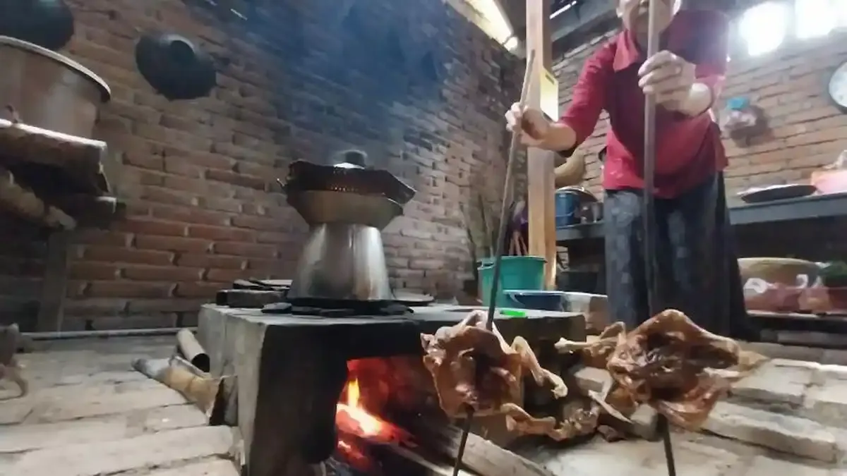 Warung Makan di Kemiren Banyuwangi Pertahankan Cita Rasa Osing dengan Memasak Pakai Tungku Kayu