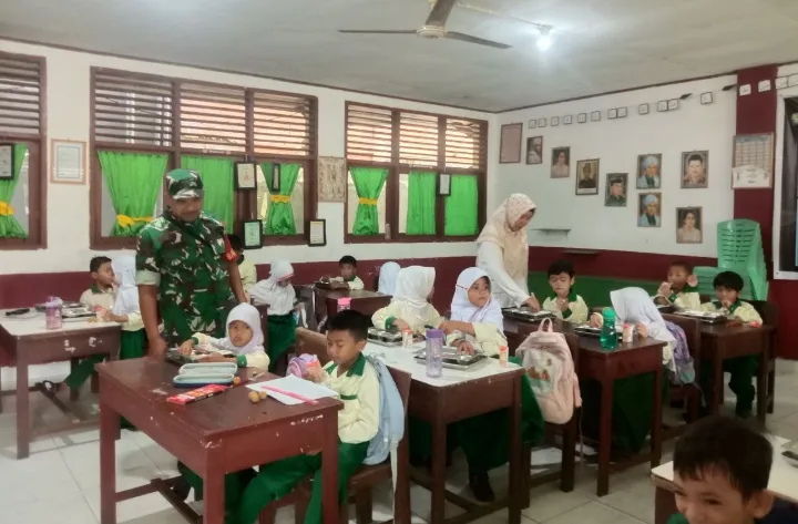 Babinsa Koramil 01/Rengat Dampingi Penyaluran Program Makan Bergizi Gratis di Desa Rantau Mapesai