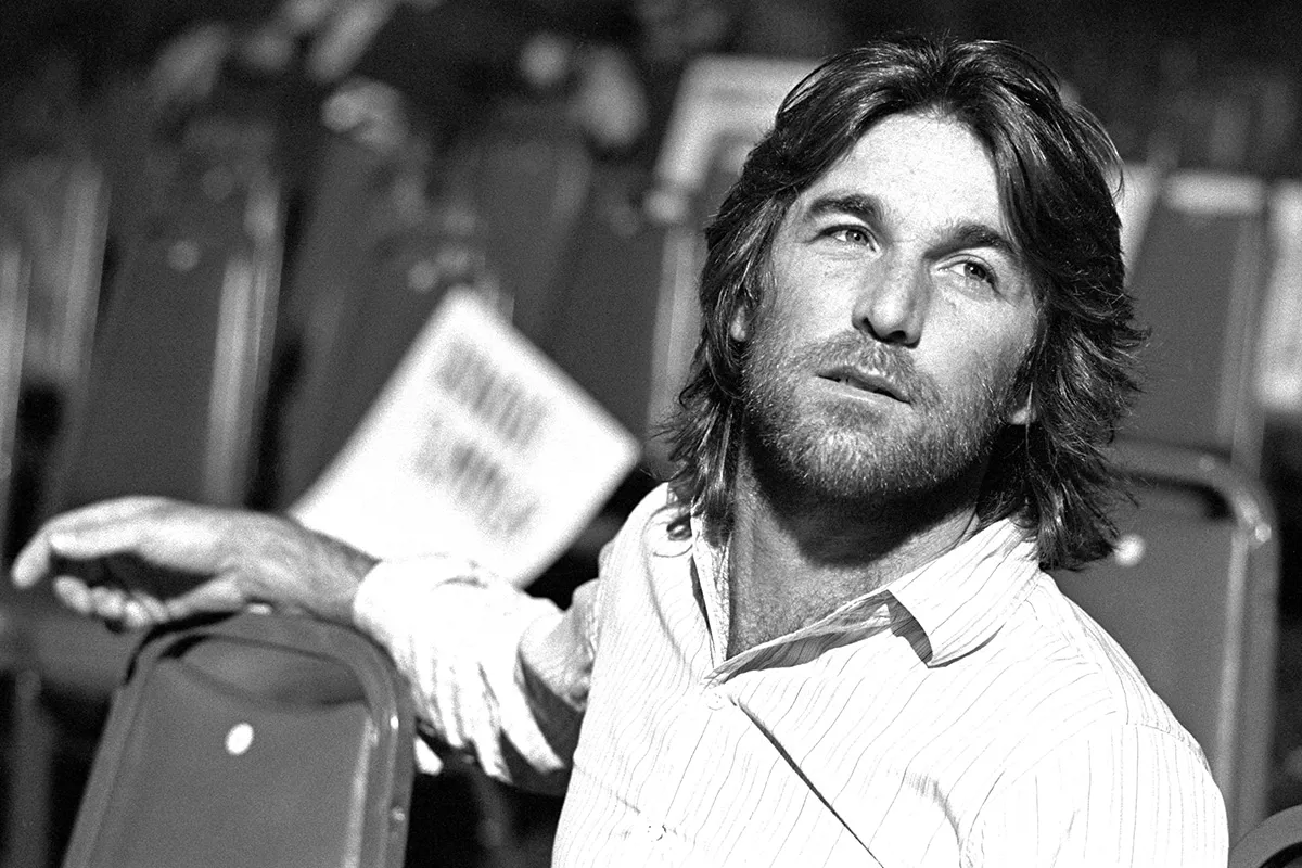 Lagu “Rainbows” Karya Dennis Wilson Kembali Populer Usai Dipakai di Serial dan Film Terbaru