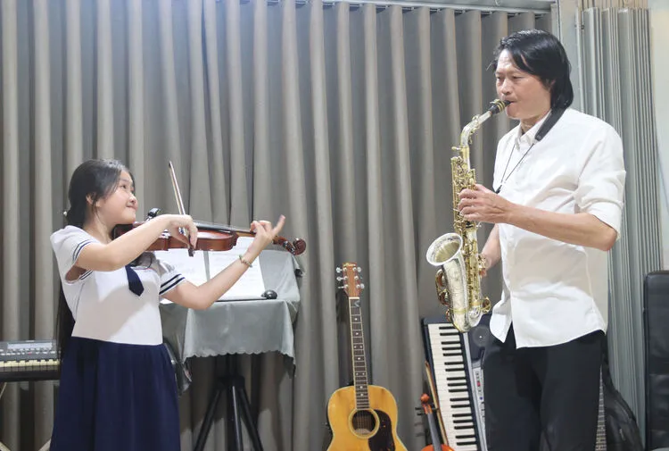 Le Van Quyen dan Putrinya Tinh Tam: Duet Saksofon-Biola yang Ditempa Ketekunan