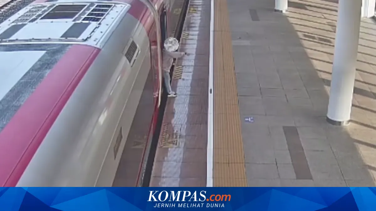 Penumpang Tahan Pintu Whoosh di Stasiun Padalarang, Keberangkatan Tertunda Dua Menit