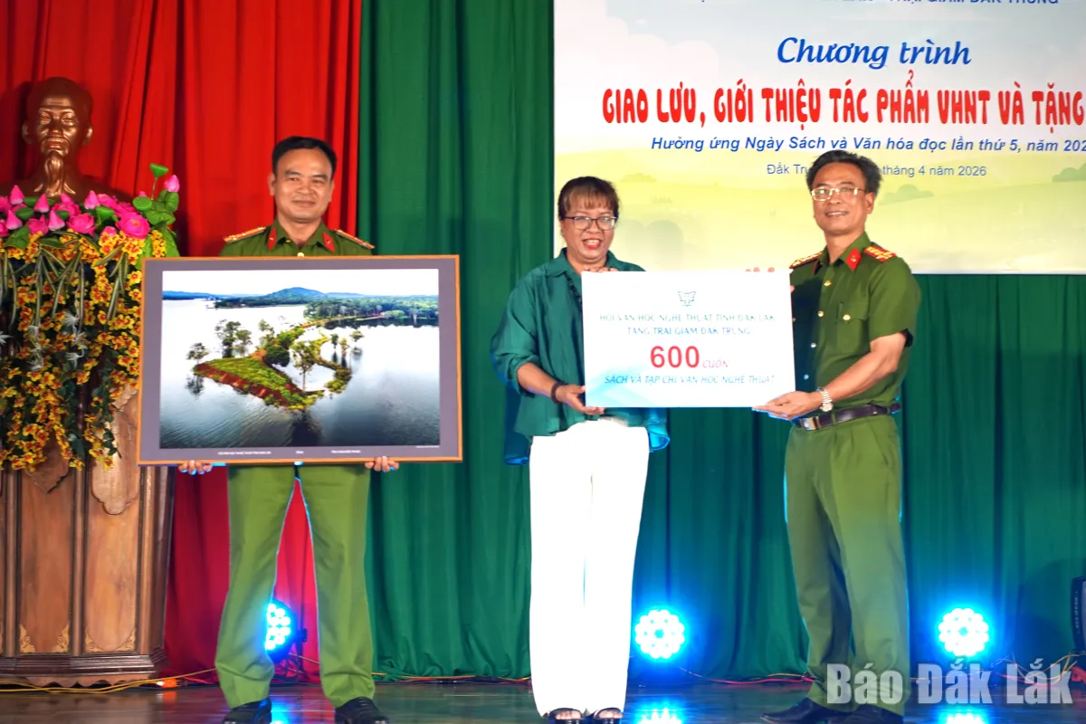 Pertukaran Seni dan Donasi Buku Digelar di Penjara Dak Trung