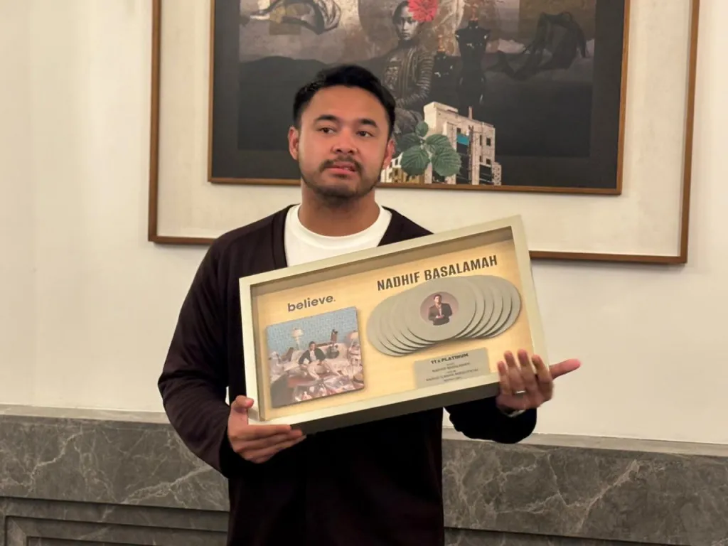 Nadhif Basalamah Raih Sertifikasi 11x Platinum untuk Album Perdana