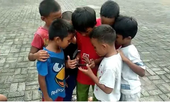 PP TUNAS Resmi Berlaku, Ini 5 Cara Orang Tua Membantu Anak Kurangi Ketergantungan Gadget